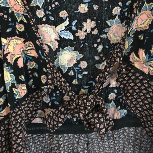 Front Tie Floral Top - Picture 2 of 3
